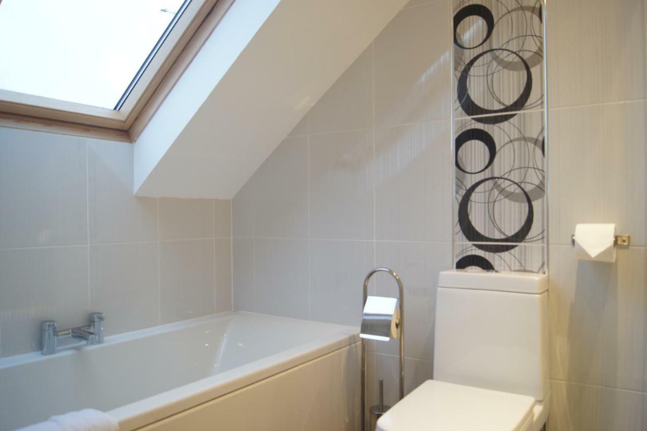 Modern, Cosy Apartment In Bearsden With Private Parking Glasgow Eksteriør bilde