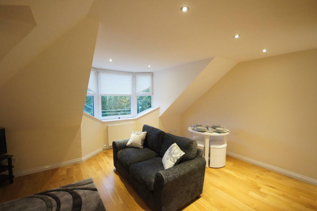 Modern, Cosy Apartment In Bearsden With Private Parking Glasgow Eksteriør bilde