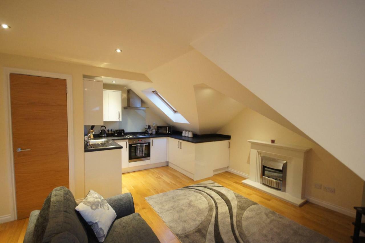 Modern, Cosy Apartment In Bearsden With Private Parking Glasgow Eksteriør bilde