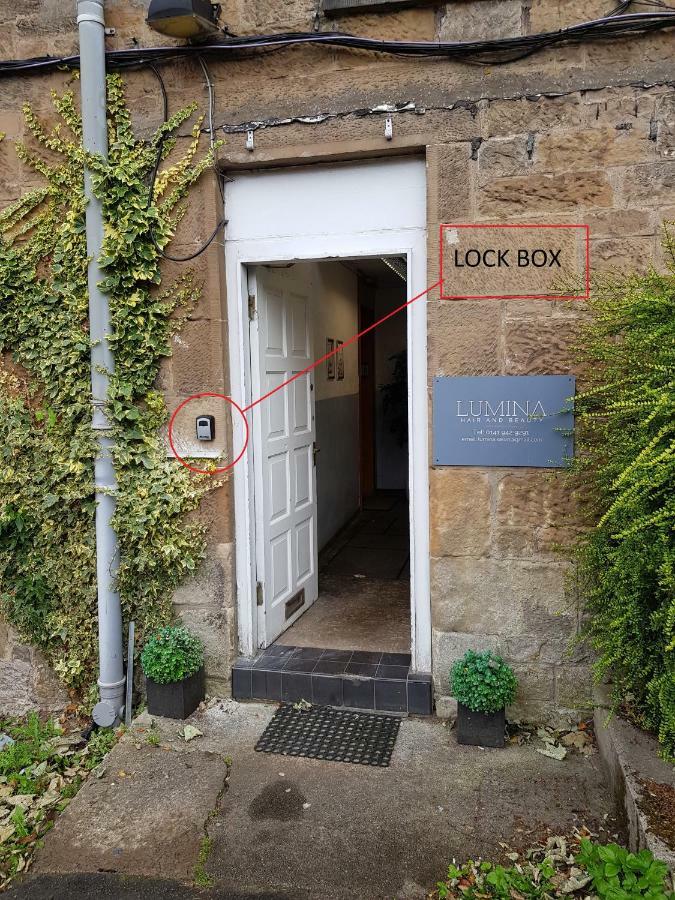 Modern, Cosy Apartment In Bearsden With Private Parking Glasgow Eksteriør bilde